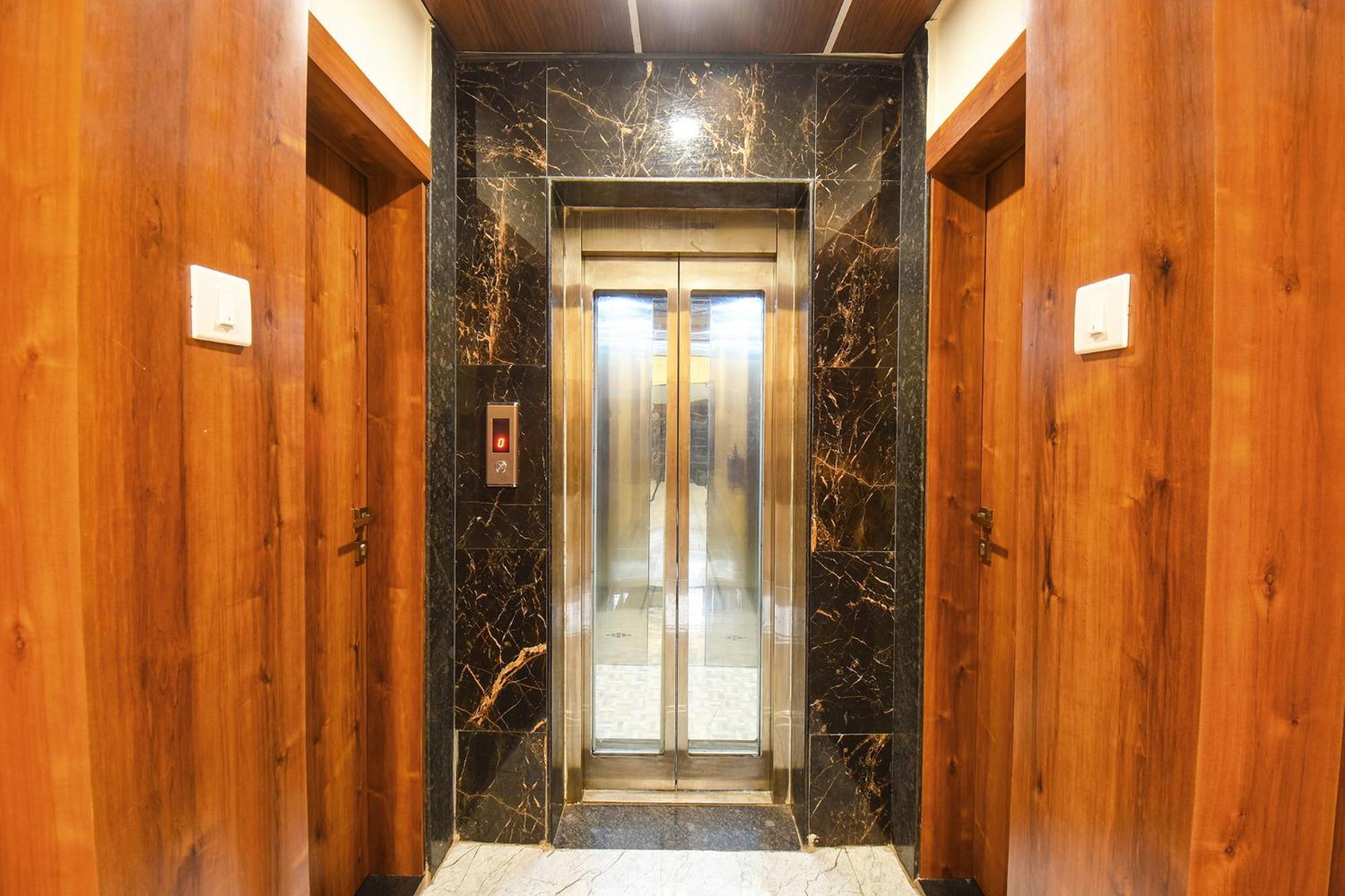 Fabhotel Prime Kharadi Residency - Nr Lohgaon Poona Buitenkant foto